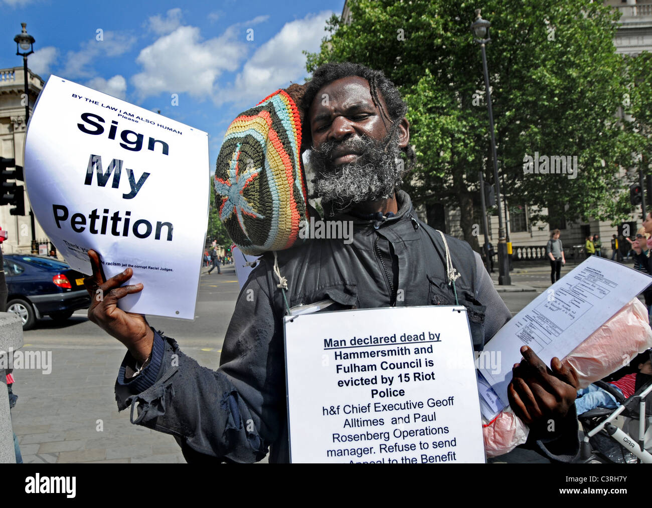 Ein Mann, Petitionen gegen rassistische Behandlung von einem London-Rat im Zentrum von London. Stockfoto