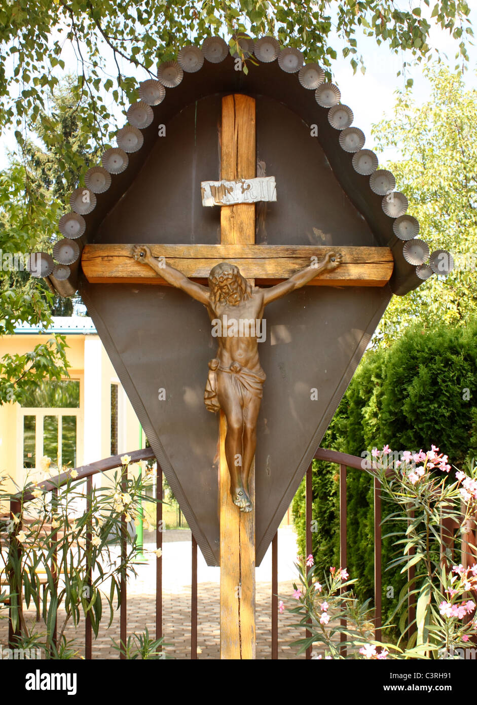 Jesus Cross vor Kirche Stockfoto