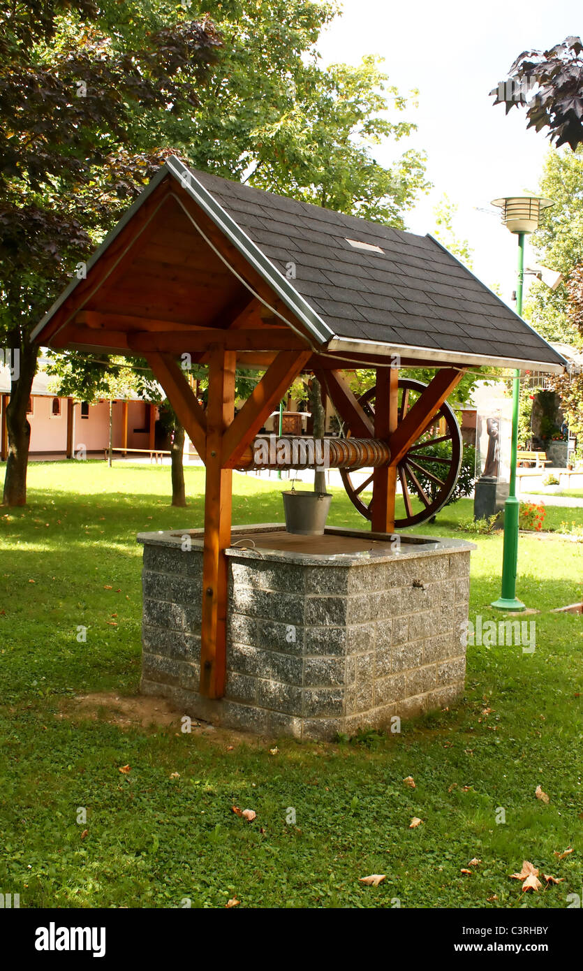 Wasser-Brunnen, Wasserversorgung auf alte Art und Weise Stockfoto