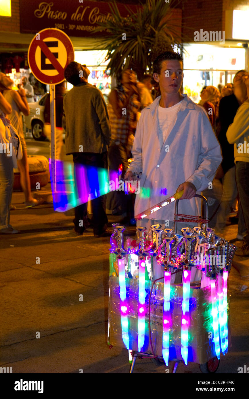 Straßenhändler verkaufen Glow sticks und Spielzeug an Necochea, Argentinien. Stockfoto