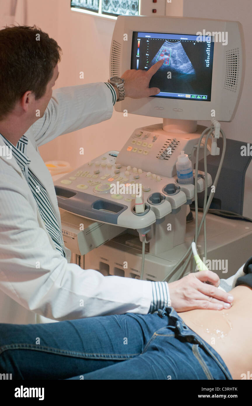 Arzt geben Frau eine Ultraschall-Untersuchung Stockfoto