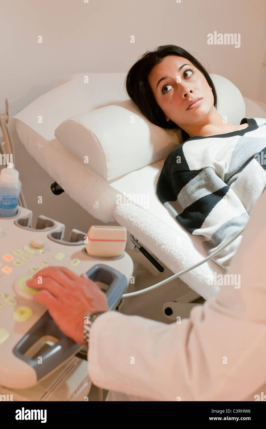 Hispano-Amerikaner Frau, die Ultraschall-Untersuchung Stockfoto