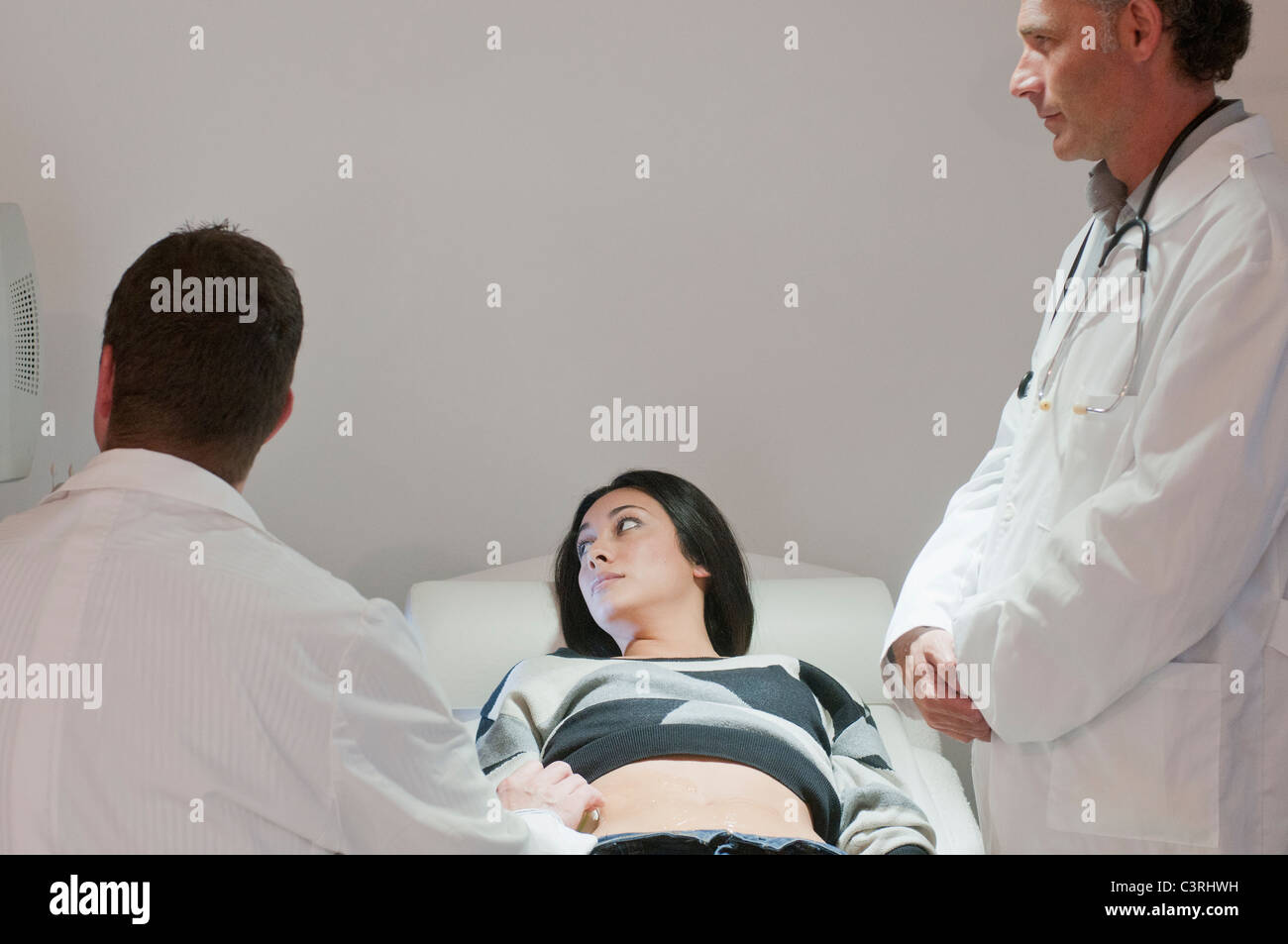 Ärzte untersuchen schwangere Frau Stockfoto