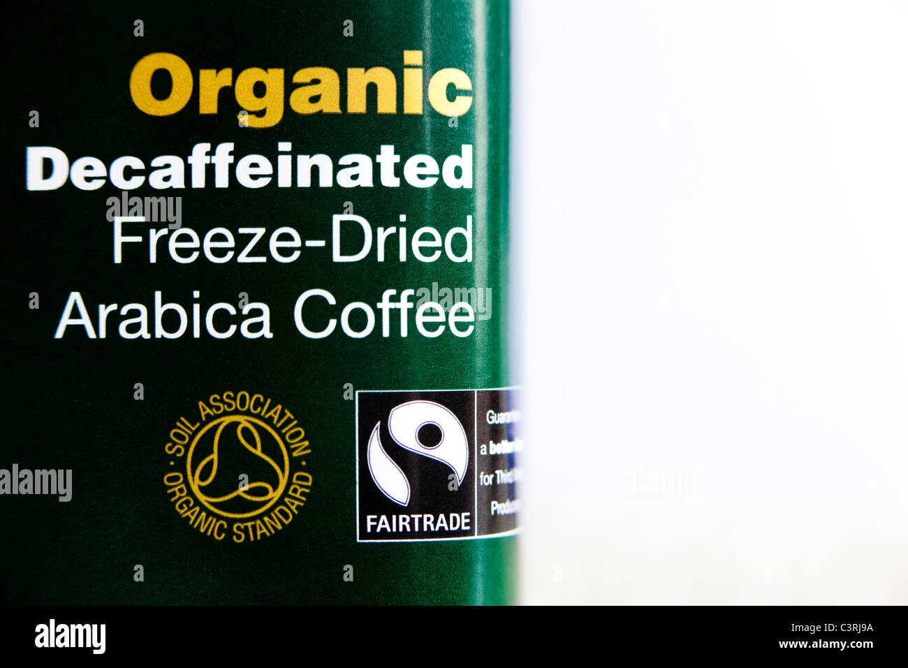 Bio-Kaffee Glas Beschriftung mit Fairtrade und Soil Association Logos. Stockfoto