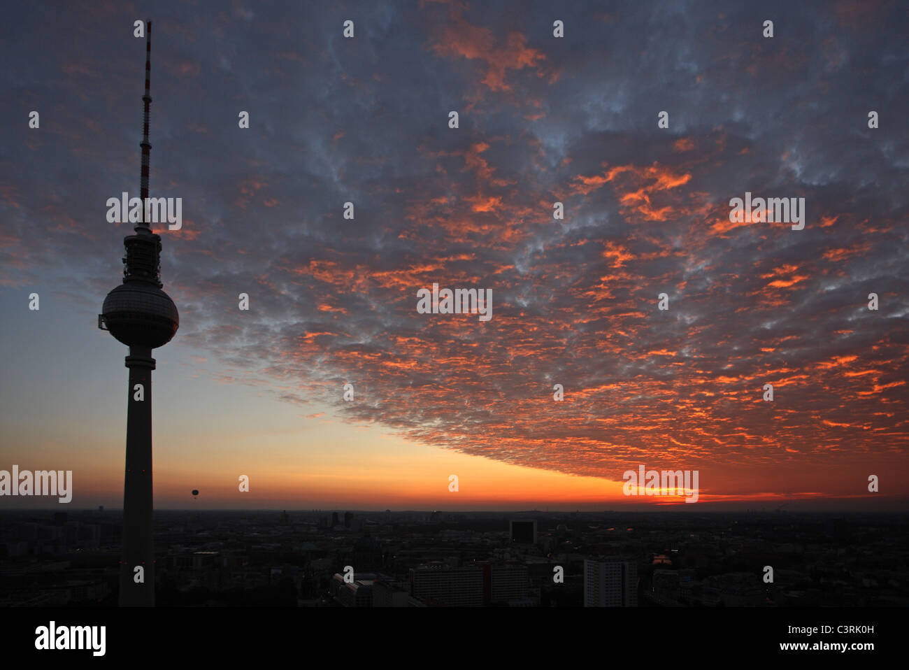 Stadtpanorama, der Fernsehturm am Alexanderplatz bei Sonnenuntergang, Berlin, Deutschland Stockfoto