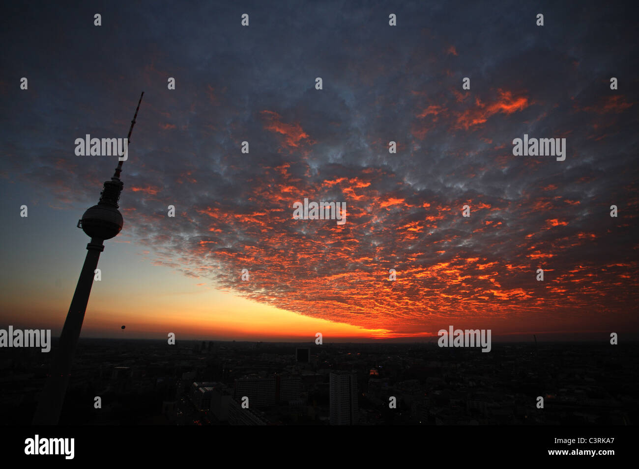 Stadtpanorama, der Fernsehturm am Alexanderplatz bei Sonnenuntergang, Berlin, Deutschland Stockfoto