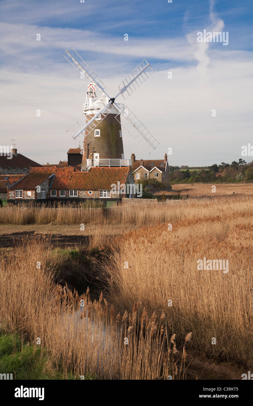 Die Windmühle und Sümpfe bei Cley an der Küste von Norfolk, Großbritannien Stockfoto