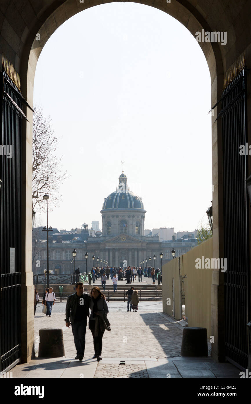 Das Institut de France Gebäude betrachtet das Musée du Louvre, Paris, Frankreich Stockfoto