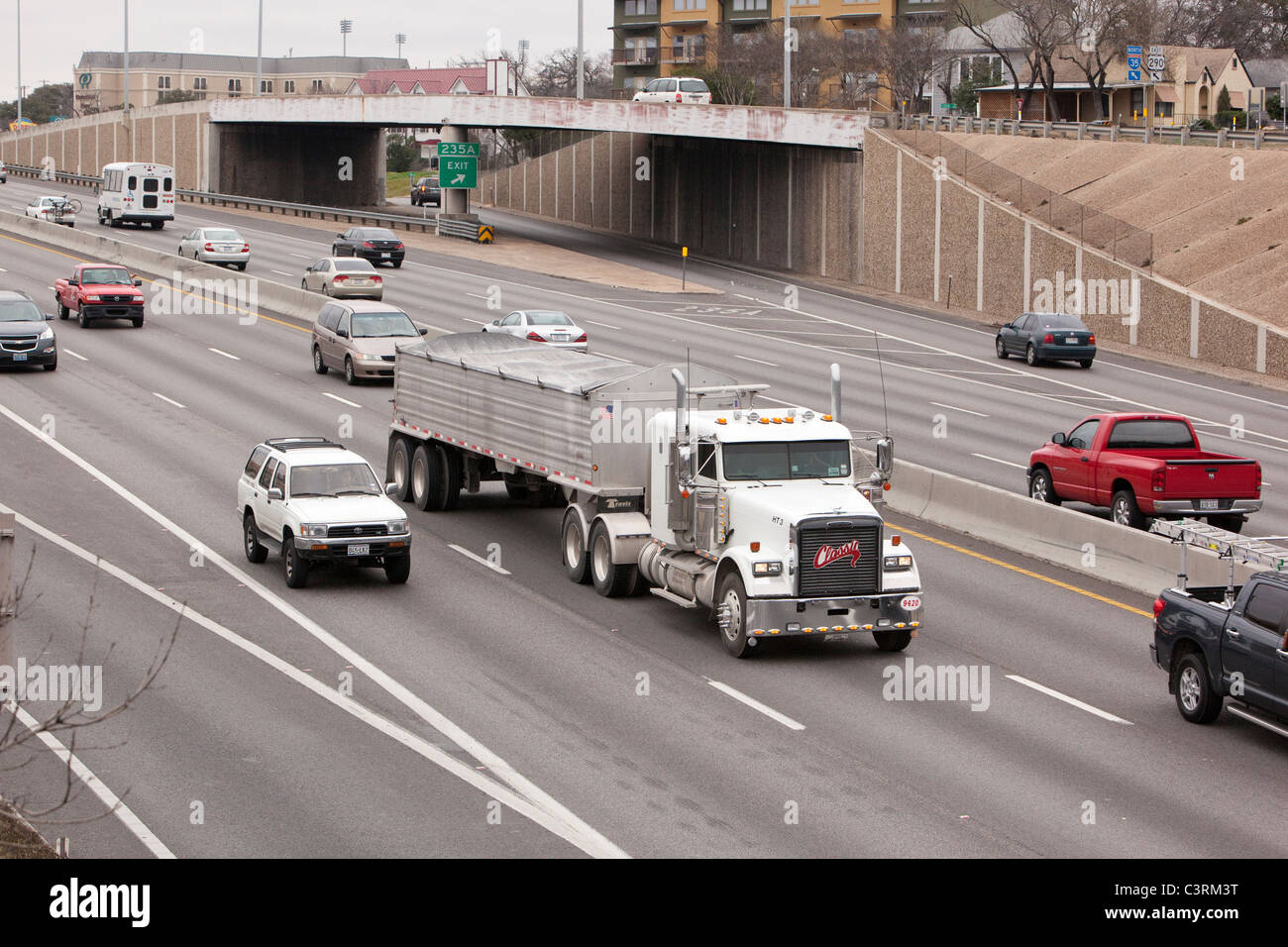 LKW und Pkw-Verkehr auf der Interstate 35 durch die Innenstadt von Austin Texas USA Stockfoto