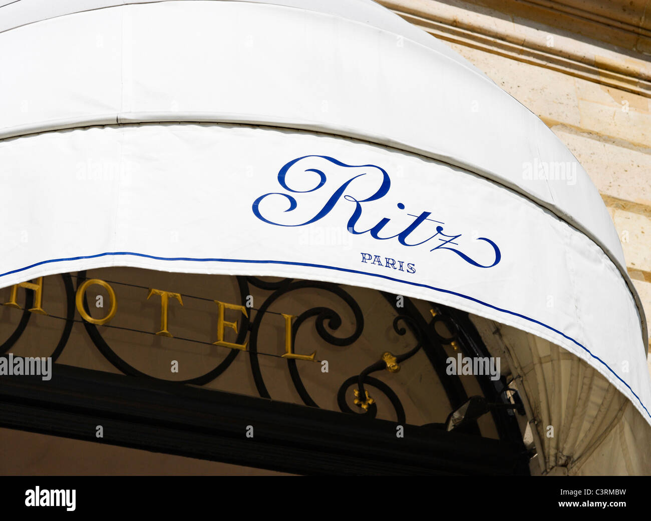 Markise über dem Eingang zum The Ritz Hotel, Place Vendome, Paris, Frankreich Stockfoto