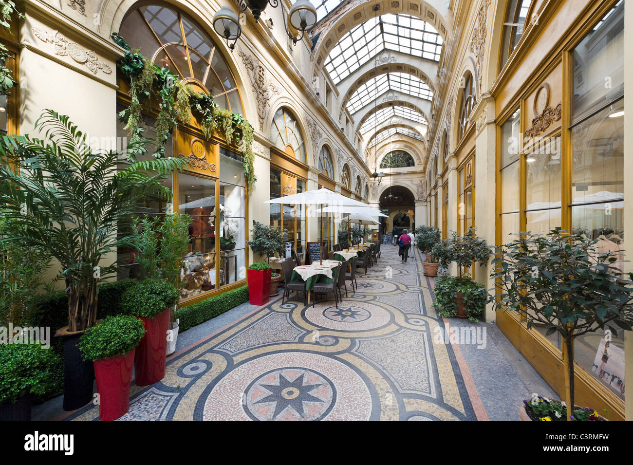 Geschäfte und ein Café in der Galerie Vivienne im 2. Arrondissement, Paris, Frankreich Stockfoto