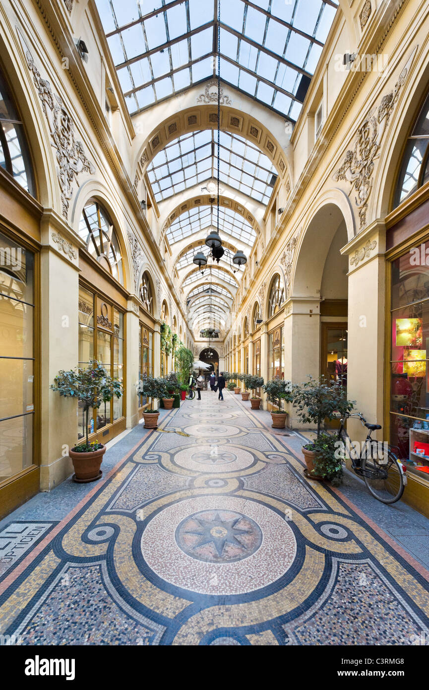Geschäfte in der Galerie Vivienne im 2. Arrondissement, Paris, Frankreich Stockfoto