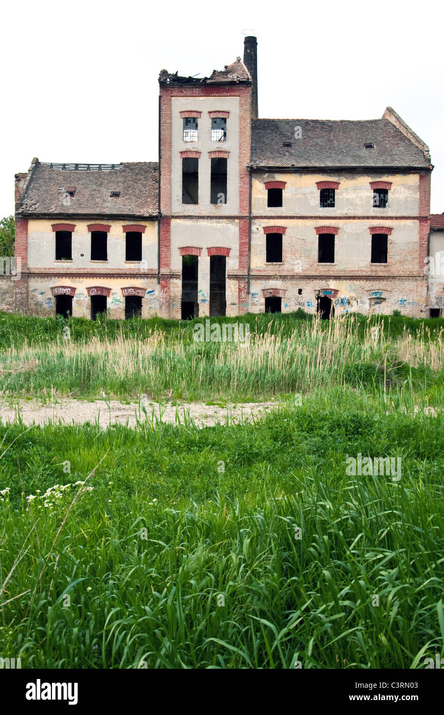 Eine alte Fabrik, jetzt in Trümmern liegen. Stockfoto