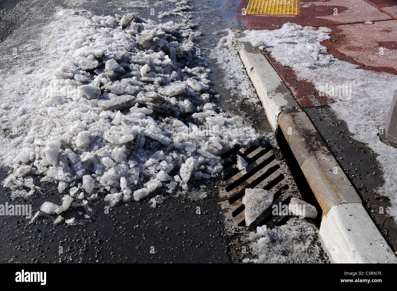 Schnee und Kies bedeckt Gully Stockfoto