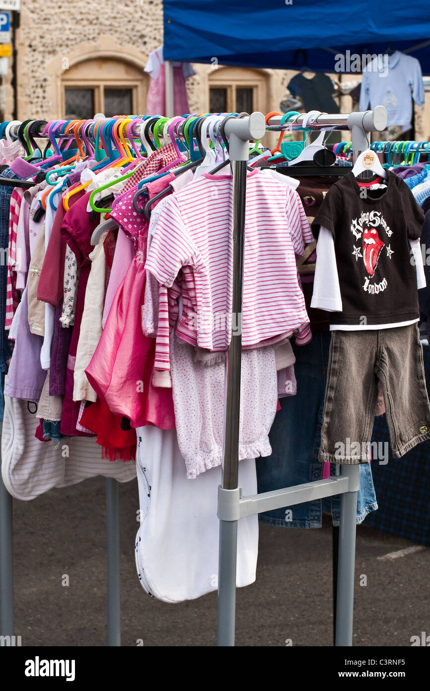 Kinder Bekleidung zum Verkauf an einem Marktstand in Bury St Edmunds Stockfoto