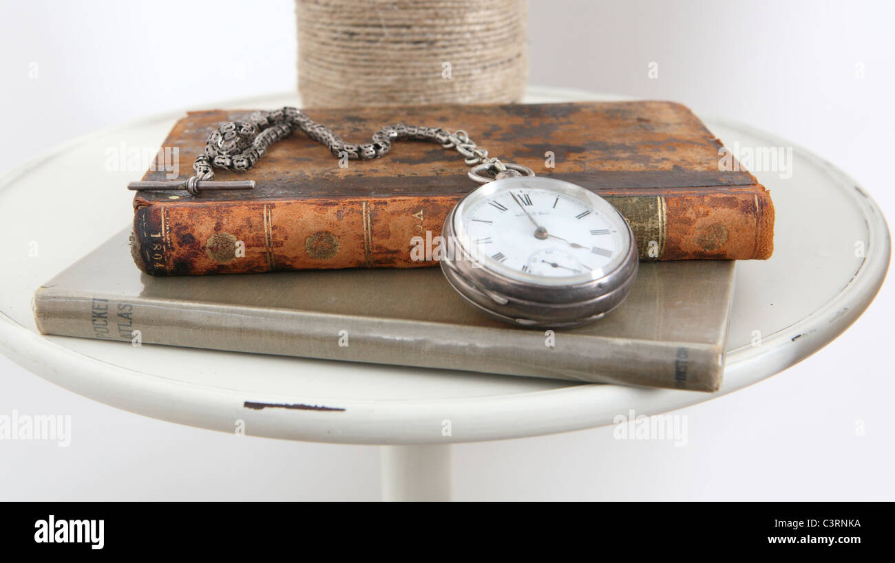 Alte Taschenuhr auf altes Buch Stockfoto