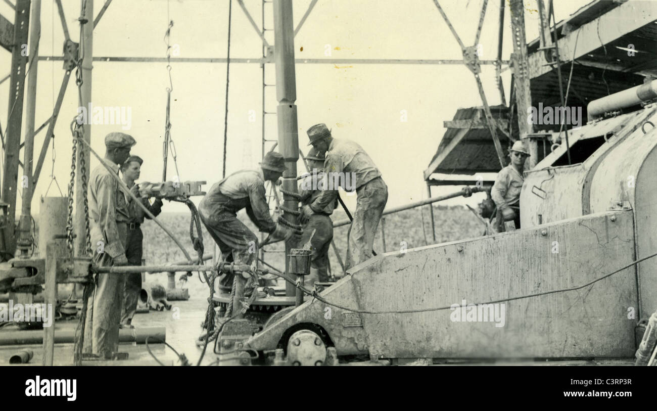 Öl-Arbeiter, die während der 1938 1930s Arbeit Glas Petroleum Industrie Energiefeld Bohren Stockfoto
