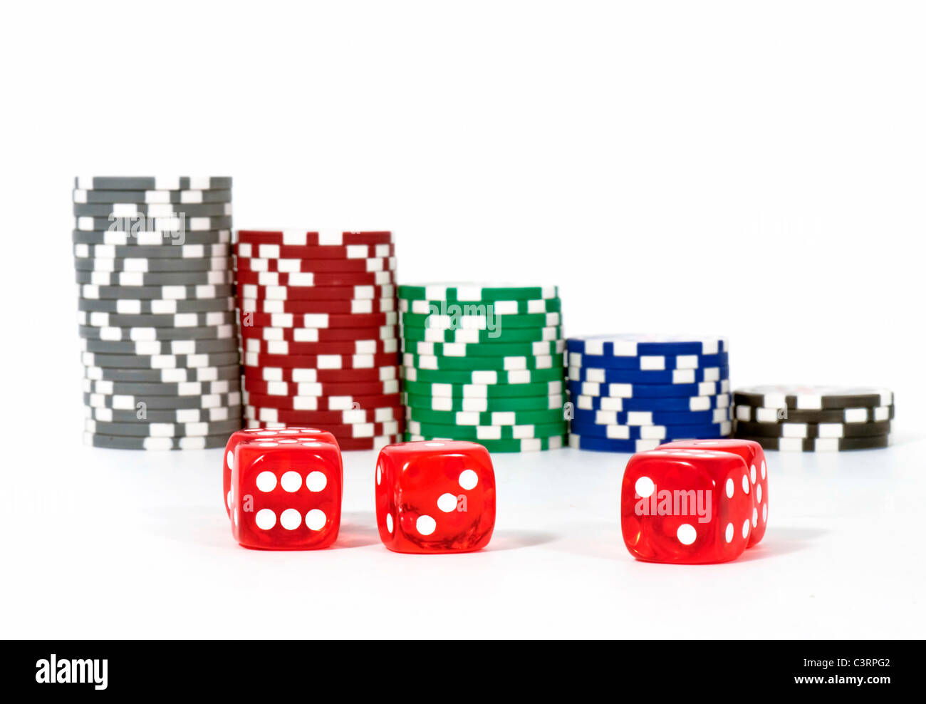 Würfel mit Chips Pokerseiten, isoliert auf weißem Hintergrund Stockfoto