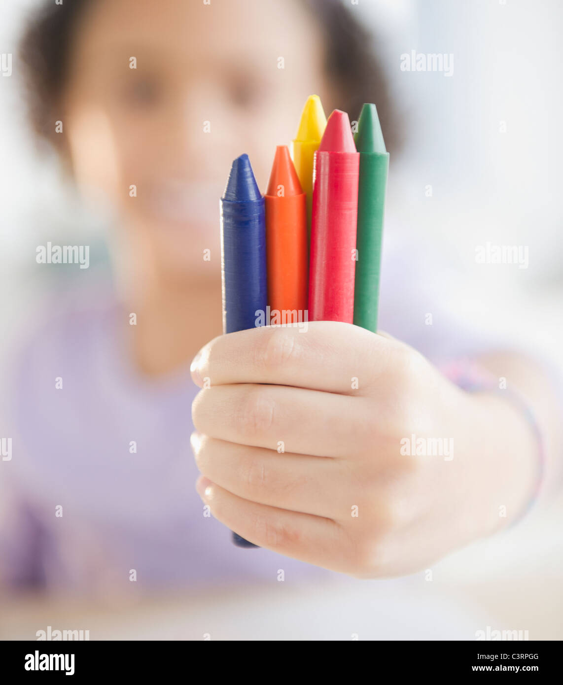 African American Girl Holding Buntstifte Stockfoto