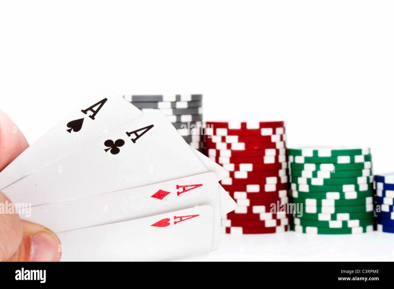 Poker-Asse in der Hand isoliert auf weißem Hintergrund Stockfoto