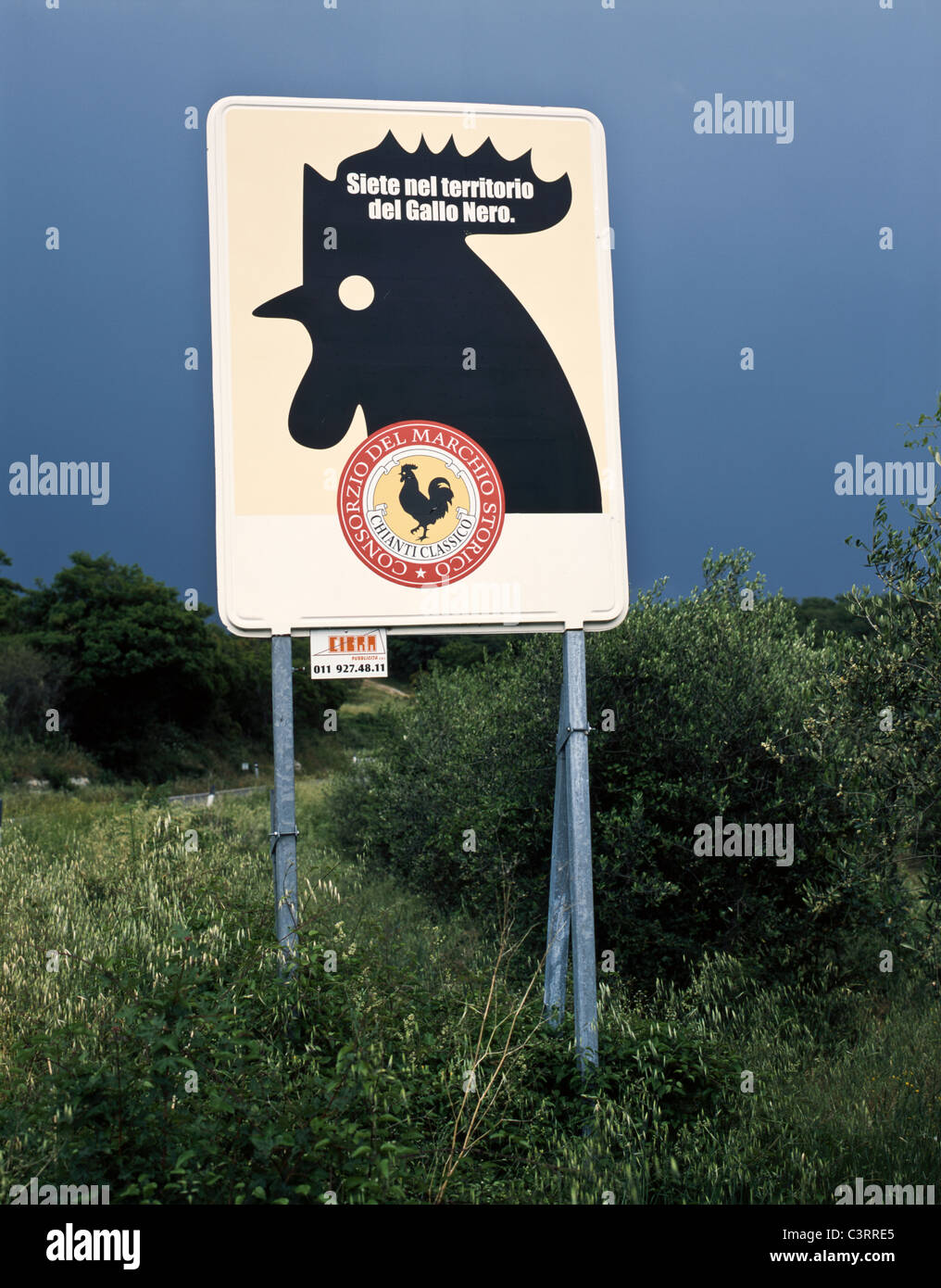 Verkehrszeichen in der Toskana zeigen das "Gallo Nero" (schwarzer Hahn), das Marketing-Emblem für Chianti Classico, Italien Stockfoto