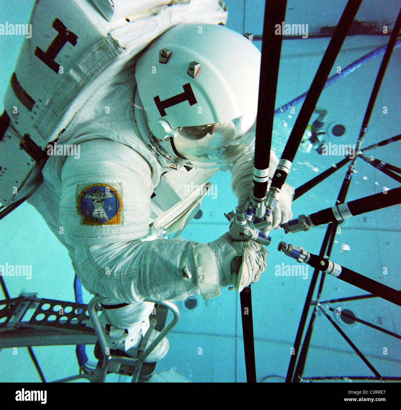 Astronaut Montage eine Fachwerkkonstruktion im Marshall Space Flight Center der NASA Neutral Auftrieb Simulator gezeigt. Stockfoto