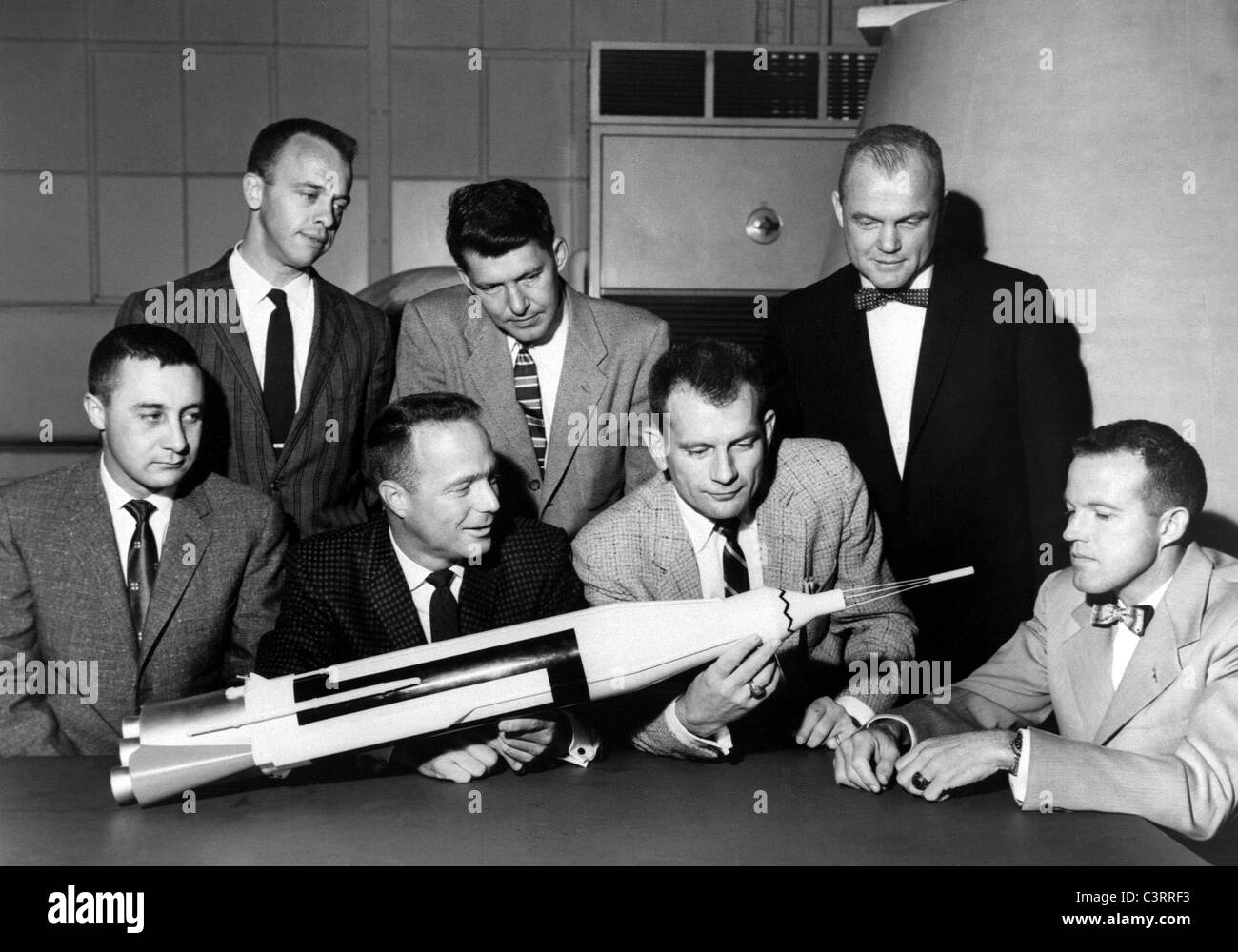 Original 7 Mercury-Astronauten inspizieren Mercury Modell Stockfoto