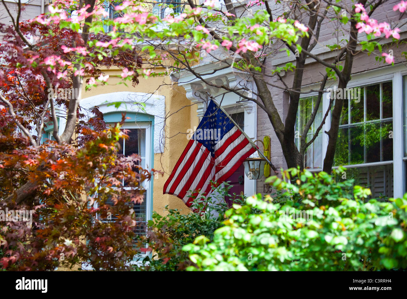 Amerikanische Flagge vor einem Haus in Washington, D.C. Stockfoto