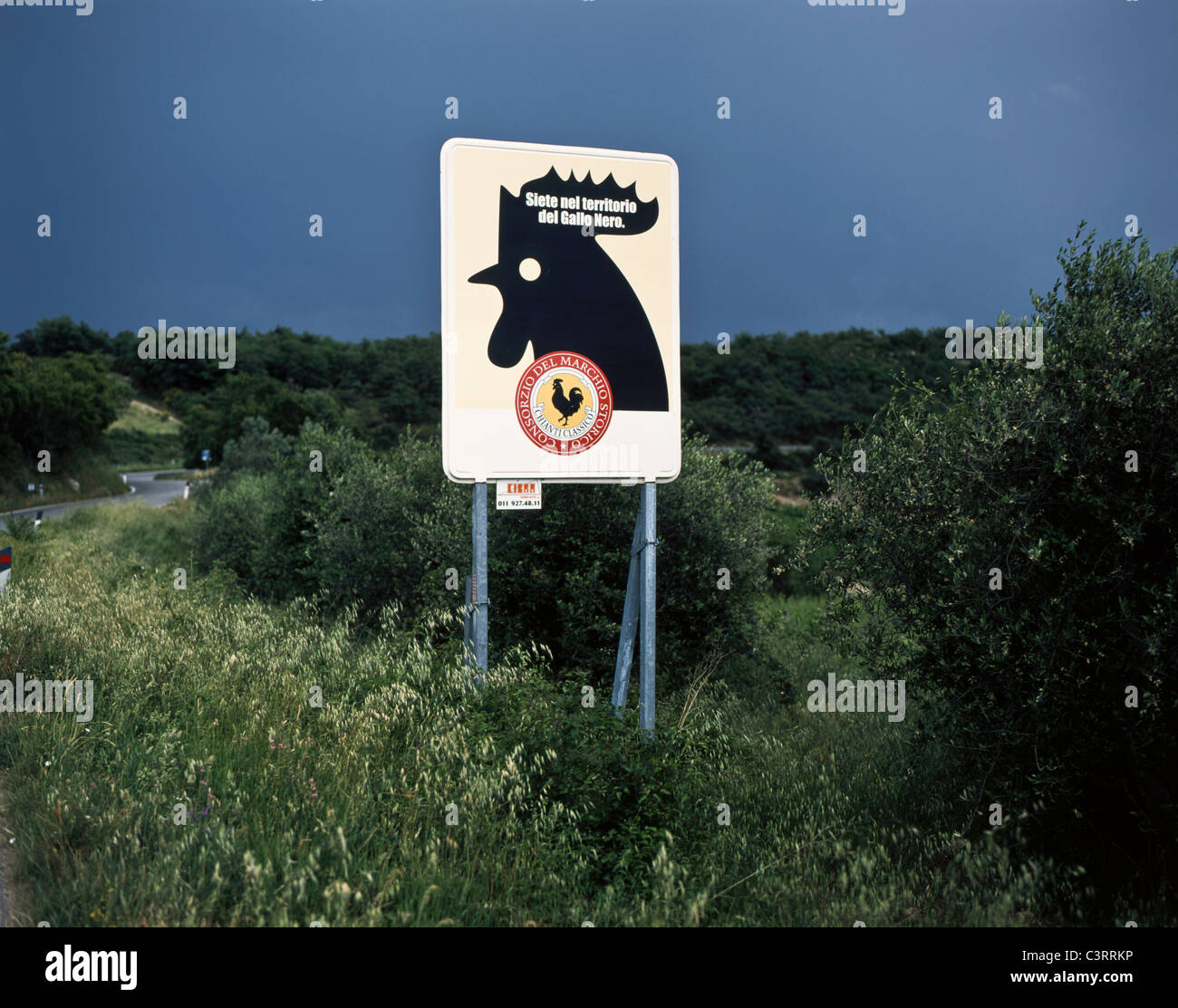 Verkehrszeichen in der Toskana zeigen das "Gallo Nero" (schwarzer Hahn), das Marketing-Emblem für Chianti Classico, Italien Stockfoto