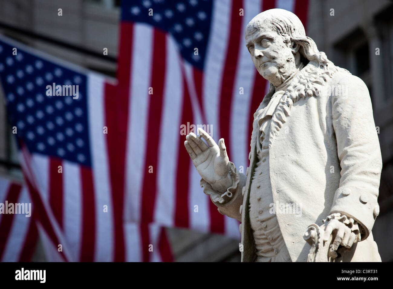 Statue von Benjamin Franklin vor der alten Postamt Pavillon, Washington DC Stockfoto