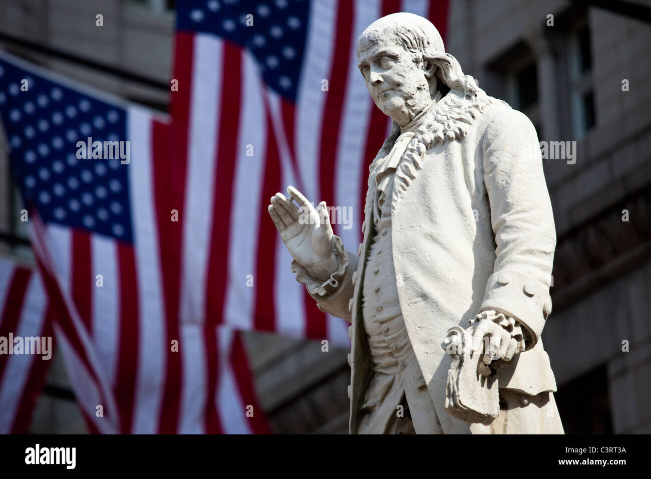 Statue von Benjamin Franklin vor der alten Postamt Pavillon, Washington DC Stockfoto