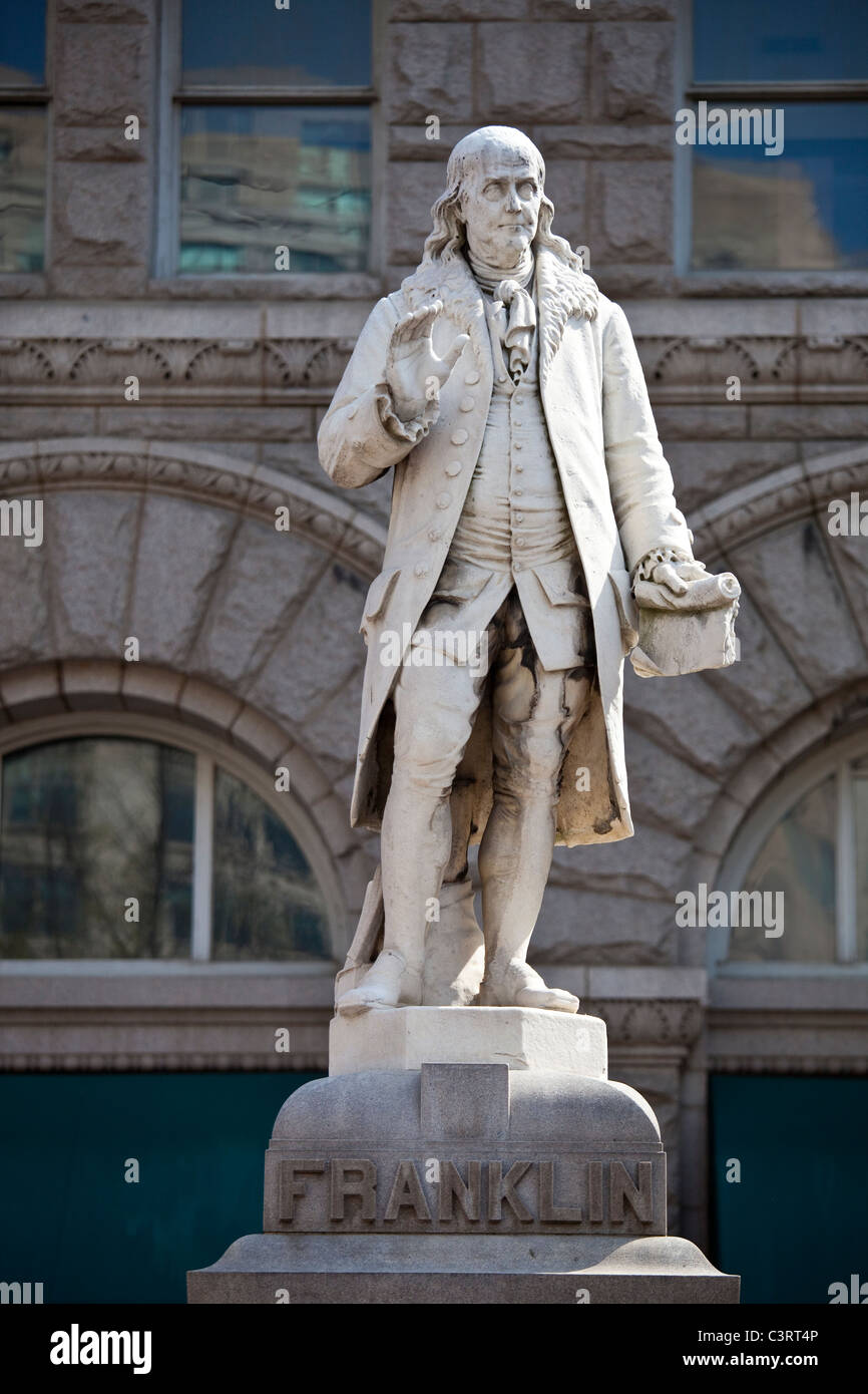 Statue von Benjamin Franklin vor der alten Postamt Pavillon, Washington DC Stockfoto