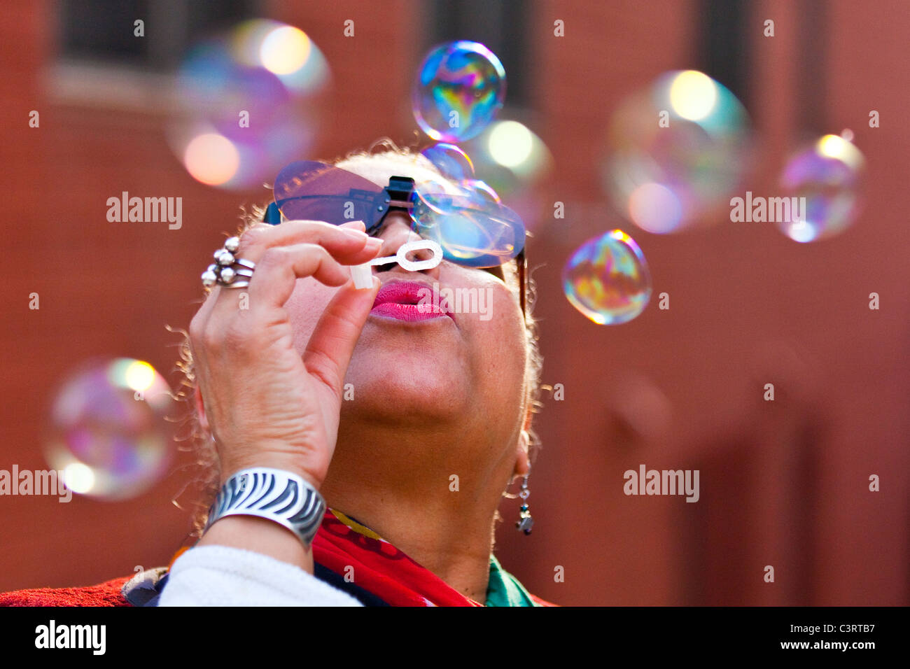 Frau bläst Seifenblasen in Washington, D.C. Stockfoto