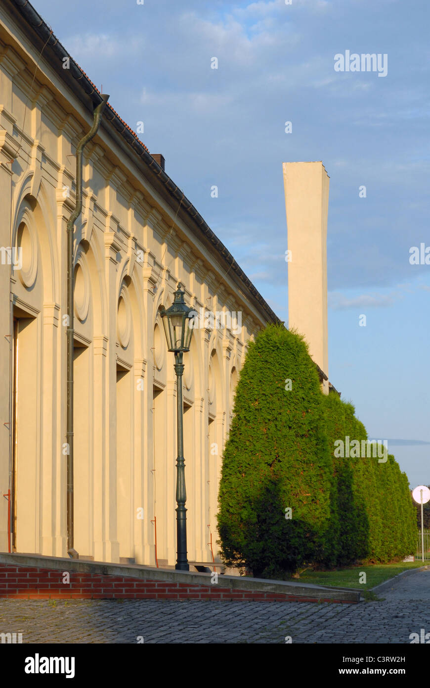 Architektonische Details von mehreren Bögen und Bäume in einer Reihe Stockfoto