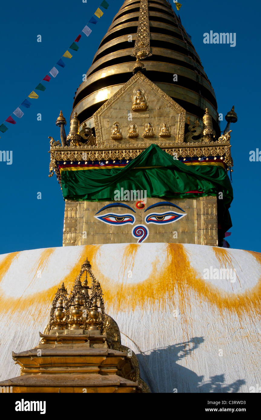 All-sehende Augen des Buddha auf dem alten goldenen Stupa in Swayambunath in Kathmandu, Nepal Stockfoto