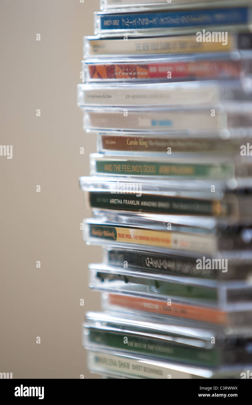 Ein Stapel von Musik-audio-CDs / CDs aus einer Musiksammlung. Stockfoto
