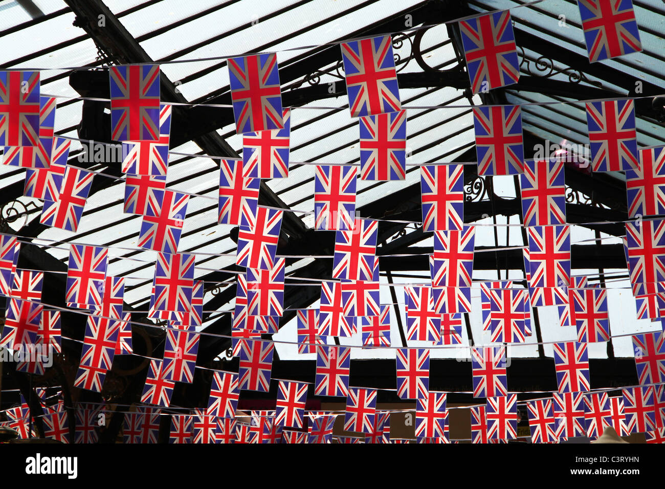 Britischen Union Jack-Flaggen im Gebäude. Stockfoto