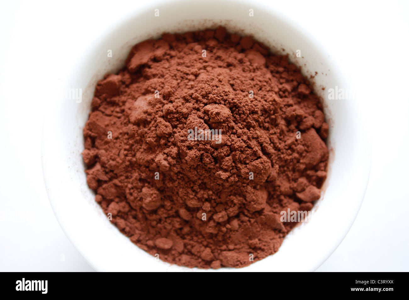 Kakaopulver, isoliert auf weiss Stockfoto