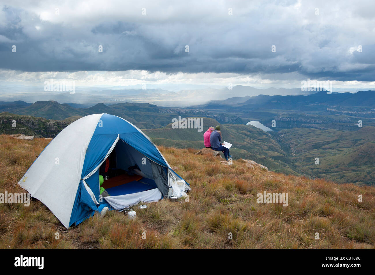 Wanderer mit Zelt im Gebirge Witteberge, Südafrika Stockfoto
