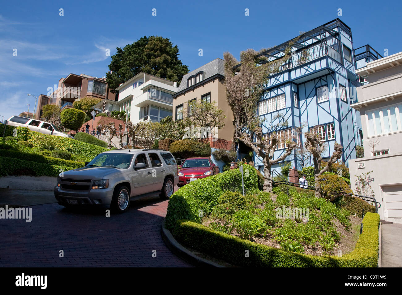 Autos fahren auf engen gewundenen Serpentinen der Lombard Street, San Francisco Stockfoto