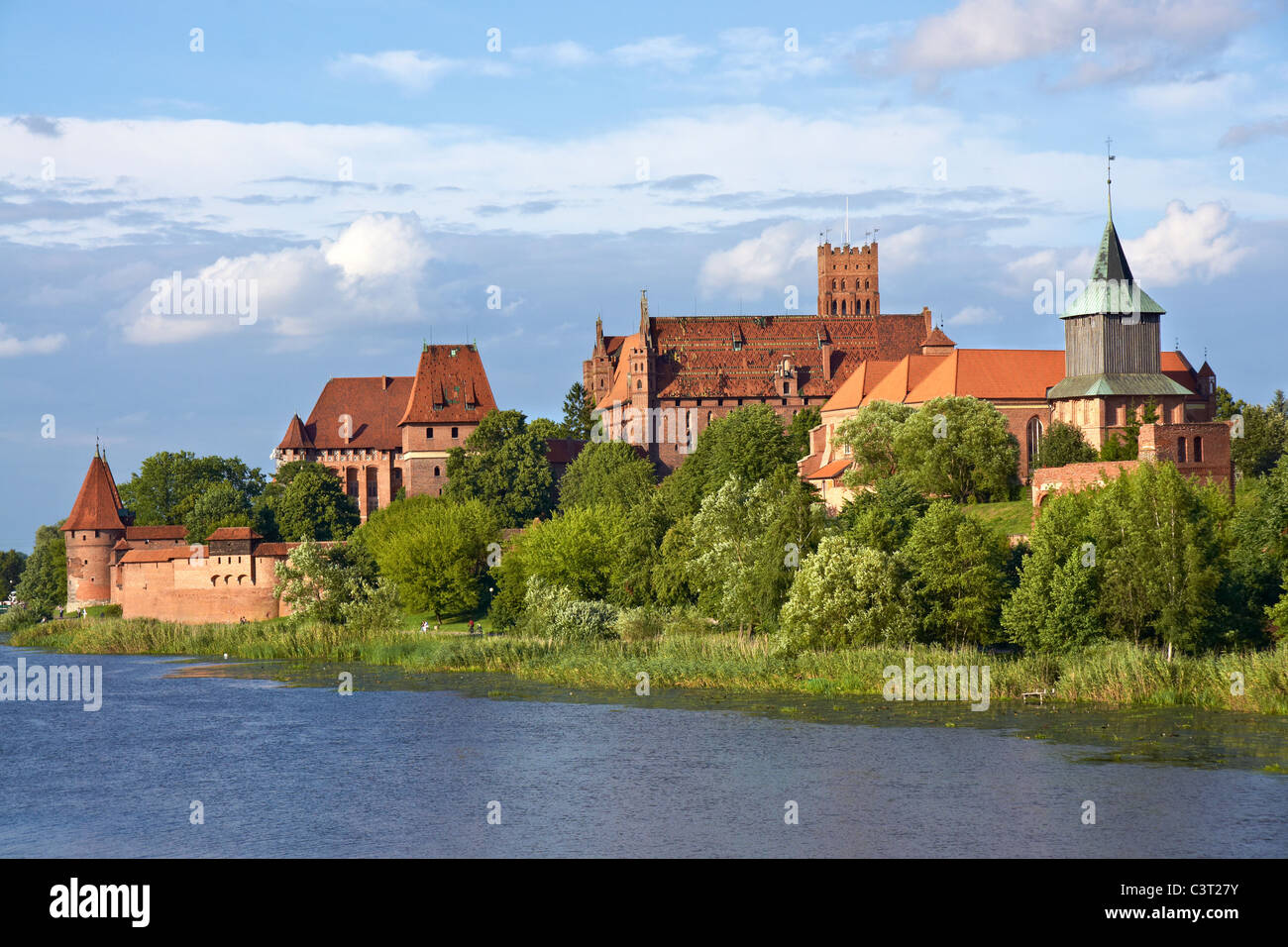 Schloss Marienburg. Blick vom gegenüberliegenden Flussufer. Der größte Backsteinbau. Stockfoto