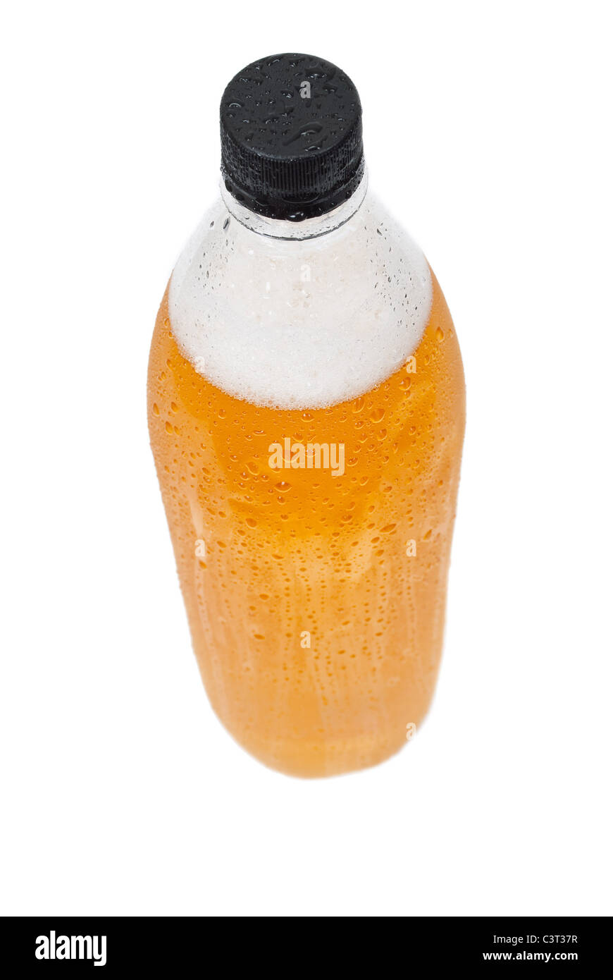 Kunststoff-Flasche Bier auf weiß Stockfoto