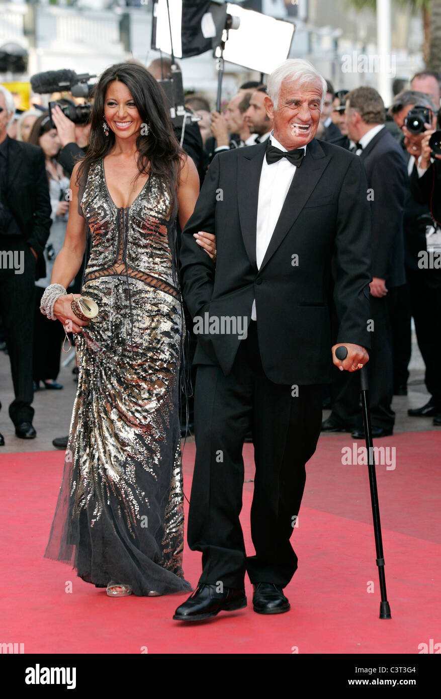 JEAN-PAUL BELMONDO BARBARA GANDOLFI Biber PREMIERE PALAIS DES FESTIVALS CANNES Frankreich 17. Mai 2011 Stockfoto