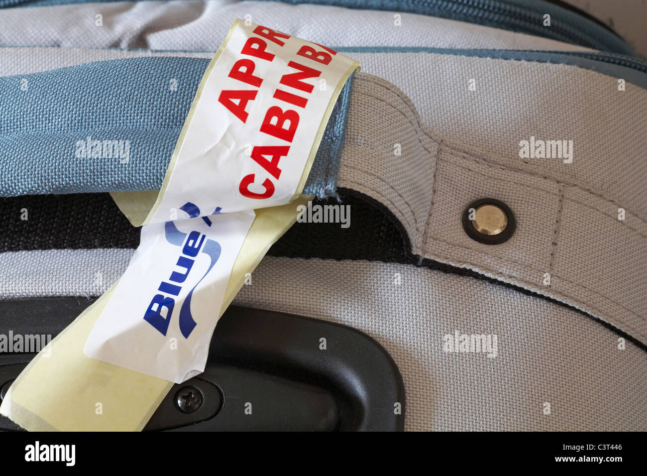 Blue Air genehmigt Kabine Taschenlabel auf Tasche stecken Stockfoto