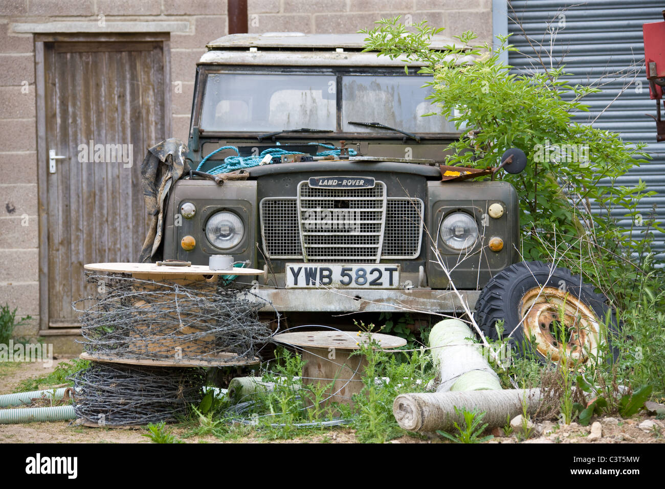 18.5.2011 Serie 3 Land Rover in einem Hof verlassen Stockfoto