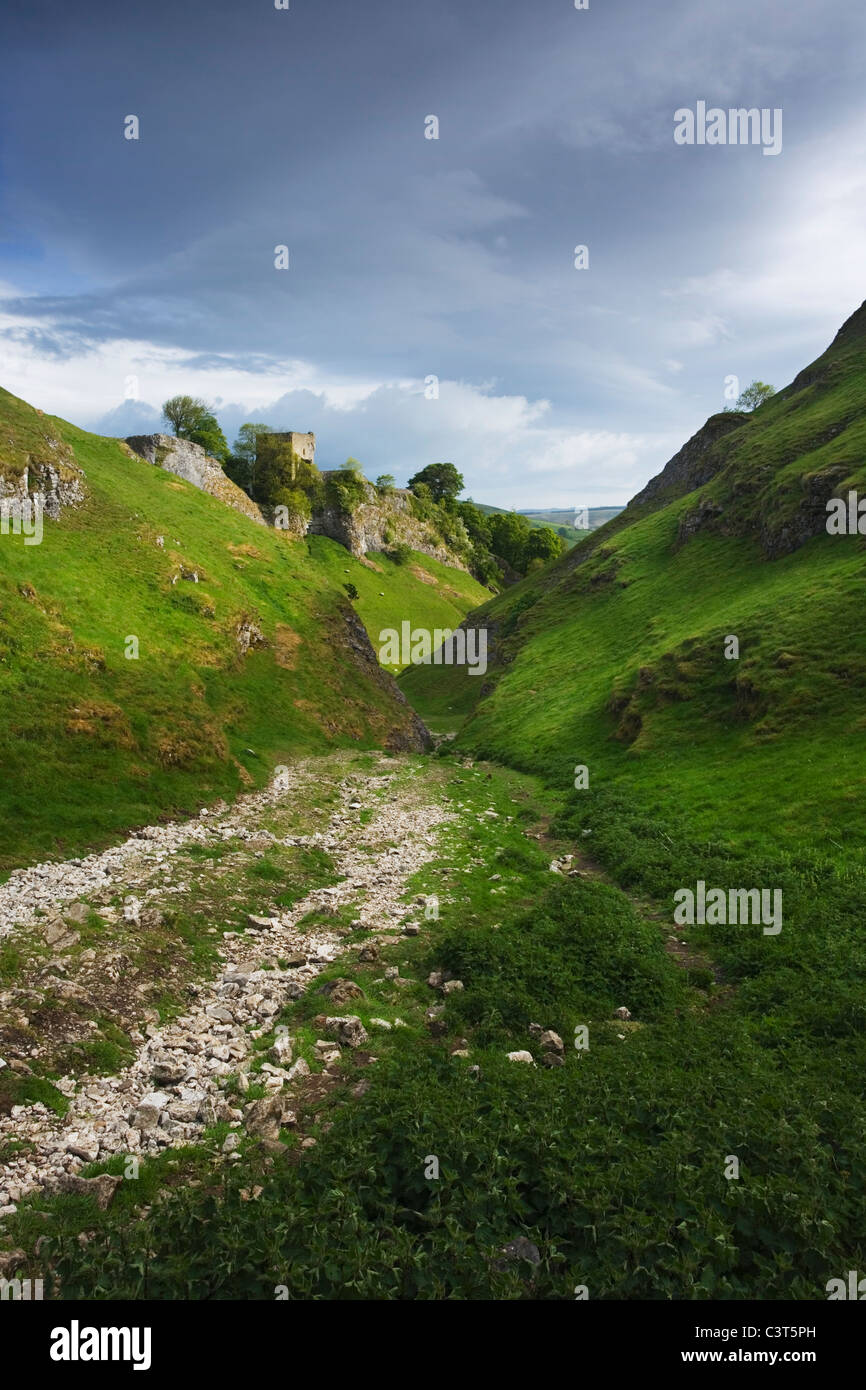 Cave Dale und Peveril Schloß, Castleton. Peak District National Park. Derbyshire. England. VEREINIGTES KÖNIGREICH. Stockfoto