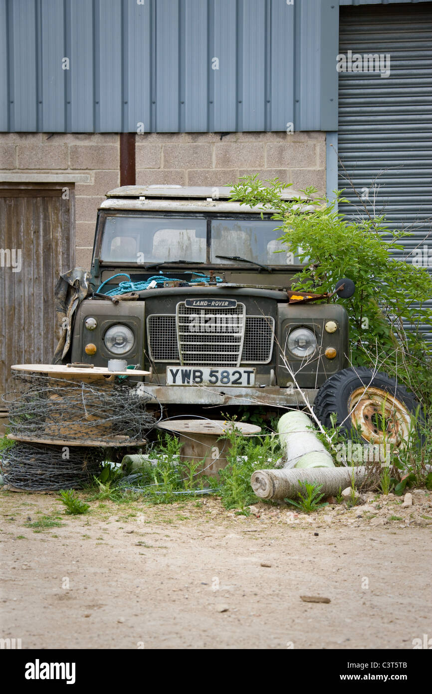 18.5.2011 Serie 3 Land Rover in einem Hof verlassen Stockfoto