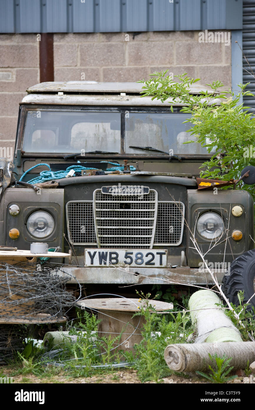 18.5.2011 Serie 3 Land Rover in einem Hof verlassen Stockfoto