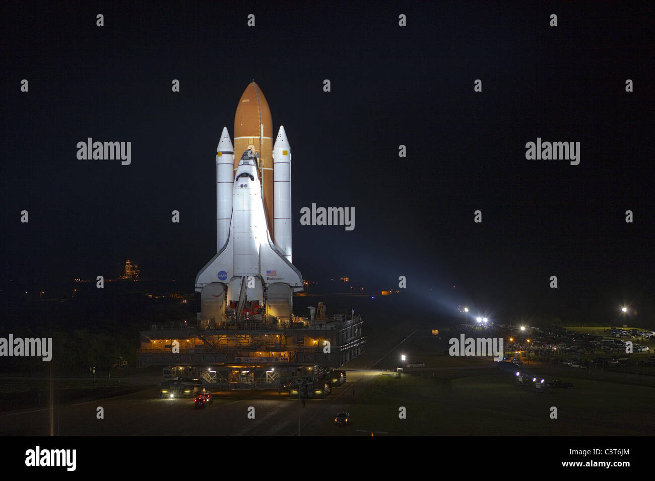 Endeavour Final Roll gebadet in Xenon-Scheinwerfer, zieht Raumfähre Endeavour entlang der Crawlerway von Vehicle Assembly Building zur Startrampe 39A am NASA Kennedy Space Center in Florida. Reiten auf einem Crawler-Transporter mit seinen Kraftstoff Außentank und Feststoffraketen verbunden, dauerte Endeavour letzten geplanten 3,4-Meile Trek auf das Pad, bekannt als "Rollout","knapp acht Stunden. Bild-Gutschrift: NASA/Terry Zaperach 11. März 2011 Stockfoto