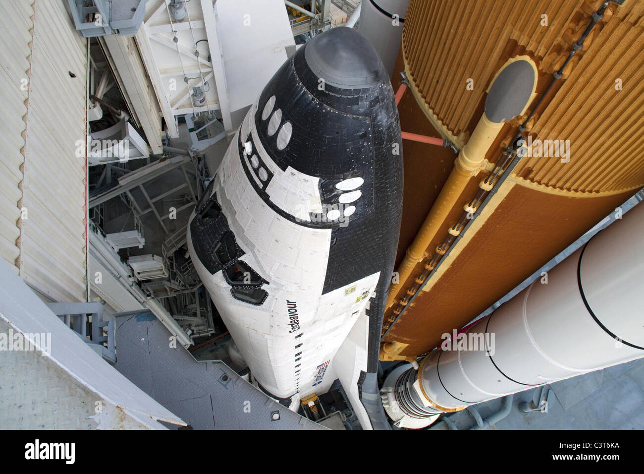 RSS-Rollback bewegt sich die rotierenden Servicestruktur (RSS) vom Space Shuttle Endeavour auf Startrampe 39A. Die Struktur bietet Wetterschutz und Zugang zu den Shuttle, während es Lift off auf dem Pad erwartet. RSS "Rollback," wie sie genannt wird, begann um 11:44 Uhr EDT am 15. Mai und endete am 12:24 Image Credit: NASA/Jack Pfaller 15. Mai 2011 Stockfoto